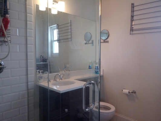 847 N Wimchester bathroom.jpg